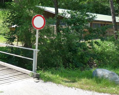 Der Schirningbach: verboten für Autos, aber nicht für Wasserland-Indianer