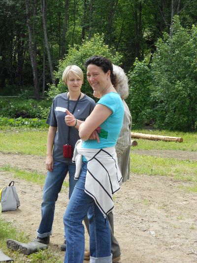Dagmar, Regina (links) und im Hintergrund Frau Direktorin Annemarie Fixl 