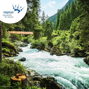 Fließendes Gewässer in gründer Landschaft. Werbeplakat für den Neptun Staatspreis für Wasser mit Informationen zu Einreichungsfristen und Website.