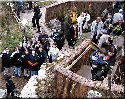 Besucherinnen und Besucher des Wasserlaufes Besucherinnen und Besucher des Wasserlaufes