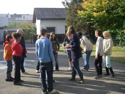 "Frosch-frisst-Fliege"-Spiel im Schulhof