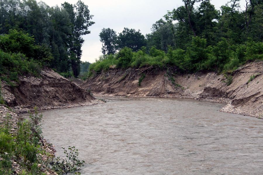 Erosionsbeginn bei erhöhter Wasserführung der Mur