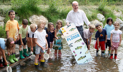 LR Seitinger mit Kindern der VS St. Johann in Graz