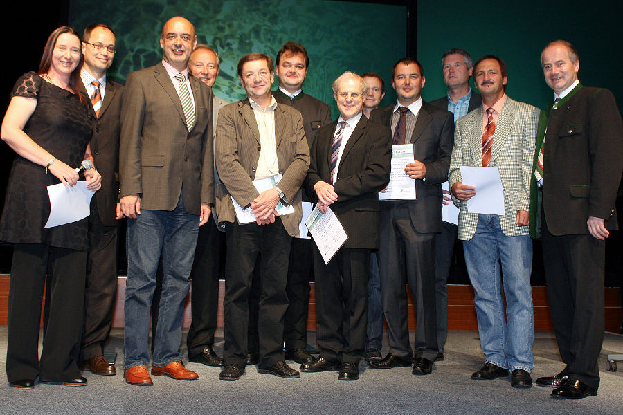 Moderatorin Sigrid Hroch (1.v.links), LR Ing. Manfred Wegscheider (3.v.links) und LR Johann Seitinger (ganz rechts) mit den Ausgezeichneten des Tages