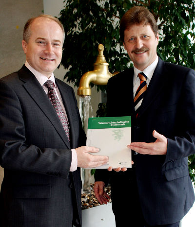 Landesrat Johann Seitinger und DI Johann Wiedner stellen den Wasserwirtschaftsplan Steiermark vor; Foto: W. Spätauf © Büro LR Seitinger Landesrat Johann Seitinger und DI Johann Wiedner stellen den Wasserwirtschaftsplan Steiermark vor; Foto: W. Spätauf © Büro LR Seitinger