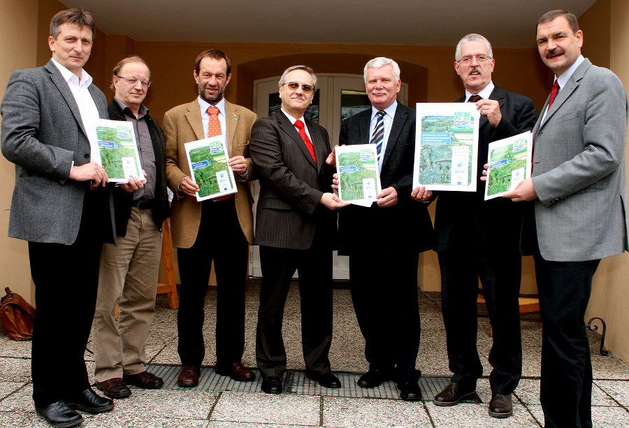 V.l.n.r.: HR DI Wagner (Leiter der Wasserbauamtes Oberwart), DI Haluschan (Referatsleiter Wasserbau BBL Feldbach), HR. DI Kortschak (Leiter Baubezirksleitung Feldbach), HR DI Spatzierer (Leiter Abt. 9, Wasser- und Abfallwirtschaft, Amt d. Burgenl. Landesregierung), DI Nádor (Leiter der Direktion für Wasserwesen, Szombathely), SC DI Schimon (Leiter der Sektion VII, BMLFUW), HR DI Hornich (Leiter FA 19B Schutzwasserwirtschaft, Amt der Stmk. Landesregierung), Fotos: W. Spätauf V.l.n.r.: HR DI Wagner (Leiter der Wasserbauamtes Oberwart), DI Haluschan (Referatsleiter Wasserbau BBL Feldbach), HR. DI Kortschak (Leiter Baubezirksleitung Feldbach), HR DI Spatzierer (Leiter Abt. 9, Wasser- und Abfallwirtschaft, Amt d. Burgenl. Landesregierung), DI Nádor (Leiter der Direktion für Wasserwesen, Szombathely), SC DI Schimon (Leiter der Sektion VII, BMLFUW), HR DI Hornich (Leiter FA 19B Schutzwasserwirtschaft, Amt der Stmk. Landesregierung), Fotos: W. Spätauf