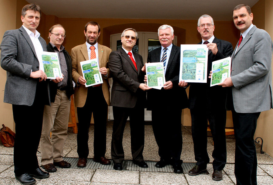 V.l.n.r.: HR DI Wagner (Leiter der Wasserbauamtes Oberwart), DI Haluschan (Referatsleiter Wasserbau BBL Feldbach), HR. DI Kortschak (Leiter Baubezirksleitung Feldbach), HR DI Spatzierer (Leiter Abt. 9, Wasser- und Abfallwirtschaft, Amt d. Burgenl. Landesregierung), DI Nádor (Leiter der Direktion für Wasserwesen, Szombathely), SC DI Schimon (Leiter der Sektion VII, BMLFUW), HR DI Hornich (Leiter FA 19B Schutzwasserwirtschaft,  Amt der Stmk. Landesregierung), Fotos: W. Spätauf