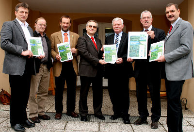 V.l.n.r.: HR DI Wagner (Leiter der Wasserbauamtes Oberwart), DI Haluschan (Referatsleiter Wasserbau BBL Feldbach), HR. DI Kortschak (Leiter Baubezirksleitung Feldbach), HR DI Spatzierer (Leiter Abt. 9, Wasser- und Abfallwirtschaft, Amt d. Burgenl. Landesregierung), DI Nádor (Leiter der Direktion für Wasserwesen, Szombathely), SC DI Schimon (Leiter der Sektion VII, BMLFUW), HR DI Hornich (Leiter FA 19B Schutzwasserwirtschaft, Amt der Stmk. Landesregierung), Fotos: W. Spätauf © Wasserland / Spätauf V.l.n.r.: HR DI Wagner (Leiter der Wasserbauamtes Oberwart), DI Haluschan (Referatsleiter Wasserbau BBL Feldbach), HR. DI Kortschak (Leiter Baubezirksleitung Feldbach), HR DI Spatzierer (Leiter Abt. 9, Wasser- und Abfallwirtschaft, Amt d. Burgenl. Landesregierung), DI Nádor (Leiter der Direktion für Wasserwesen, Szombathely), SC DI Schimon (Leiter der Sektion VII, BMLFUW), HR DI Hornich (Leiter FA 19B Schutzwasserwirtschaft, Amt der Stmk. Landesregierung), Fotos: W. Spätauf © Wasserland / Spätauf