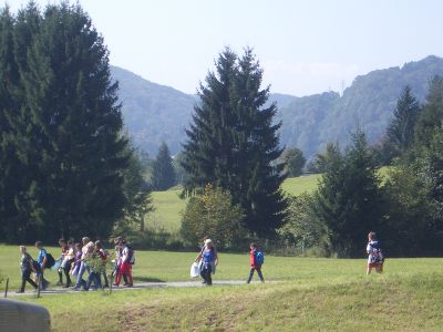 ... fröhlich und zufrieden ging es wieder zu Fuß zur Bushaltestelle, mit dem Bus zum Bahnhof und schließlich mit dem Zug nach Feldkirchen!