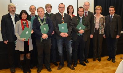 Gruppenbild bei der Verleihung des Verwaltungspreises des Landes Steiermark: (v.l.n.r.) Dr. Norbert Baumann, Dipl.-Ing. Irmgard Muralter, Dipl.-Ing. Heinrich Malina, Robert Kogler, Mag. Volker Strasser, Michael Kern, Mag. Elisabeth Freiberger, Mag. Marc Andre Rapp, LADir. HR Mag. Helmut Hirt, LADir.-Stv. HR Dr. Margit Kraker, Ing. Helfried Ogrisek