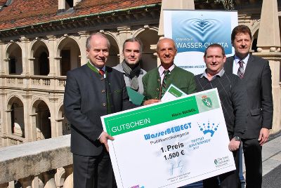 Die Neptun-Wasserpreisträger 2013 (Mario Maindl, Engelbert Weidhofer, Raimund D’Alonzo, v.l.n.r.) mit LR Johann Seitinger (links) und HR DI Johann Wiedner, Leiter A14 (rechts).