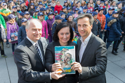 Landesrat Seitinger, Landesschulratspräsidentin Meixner und Bürgermeister Nagl am Grazer Hauptplatz beim „Weltwassertag-Flashmob“