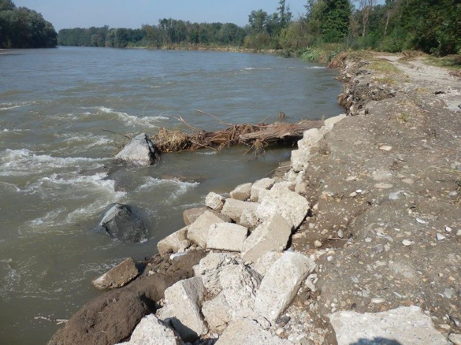 Hochwasser 2014 - freigespülte verdeckte Ufersicherung