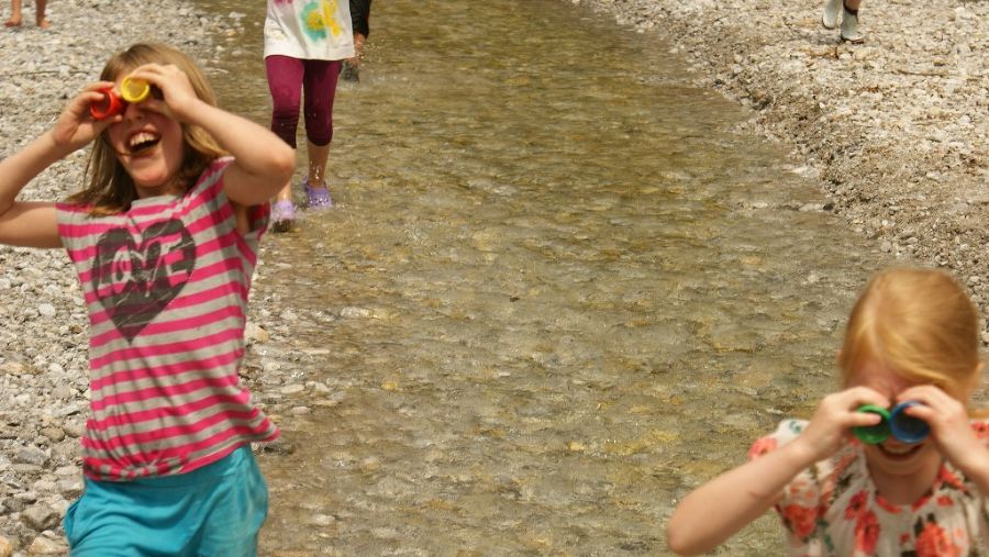 Mit Zauberaugen am Bach entlang