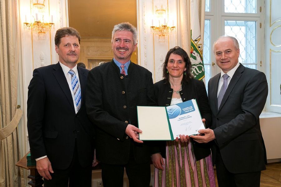 (v.l.n.r) Abteilungsleiter der A14 –Wasserwirtschaft, Ressourcen und Nachhaltigkeit – DI Johann Wiedner, Wildbach- und Lawinenverbauung - DI Markus Mayerl in Begleitung von Elisabeth Stocker und Wasserlandesrat Johann Seitinger