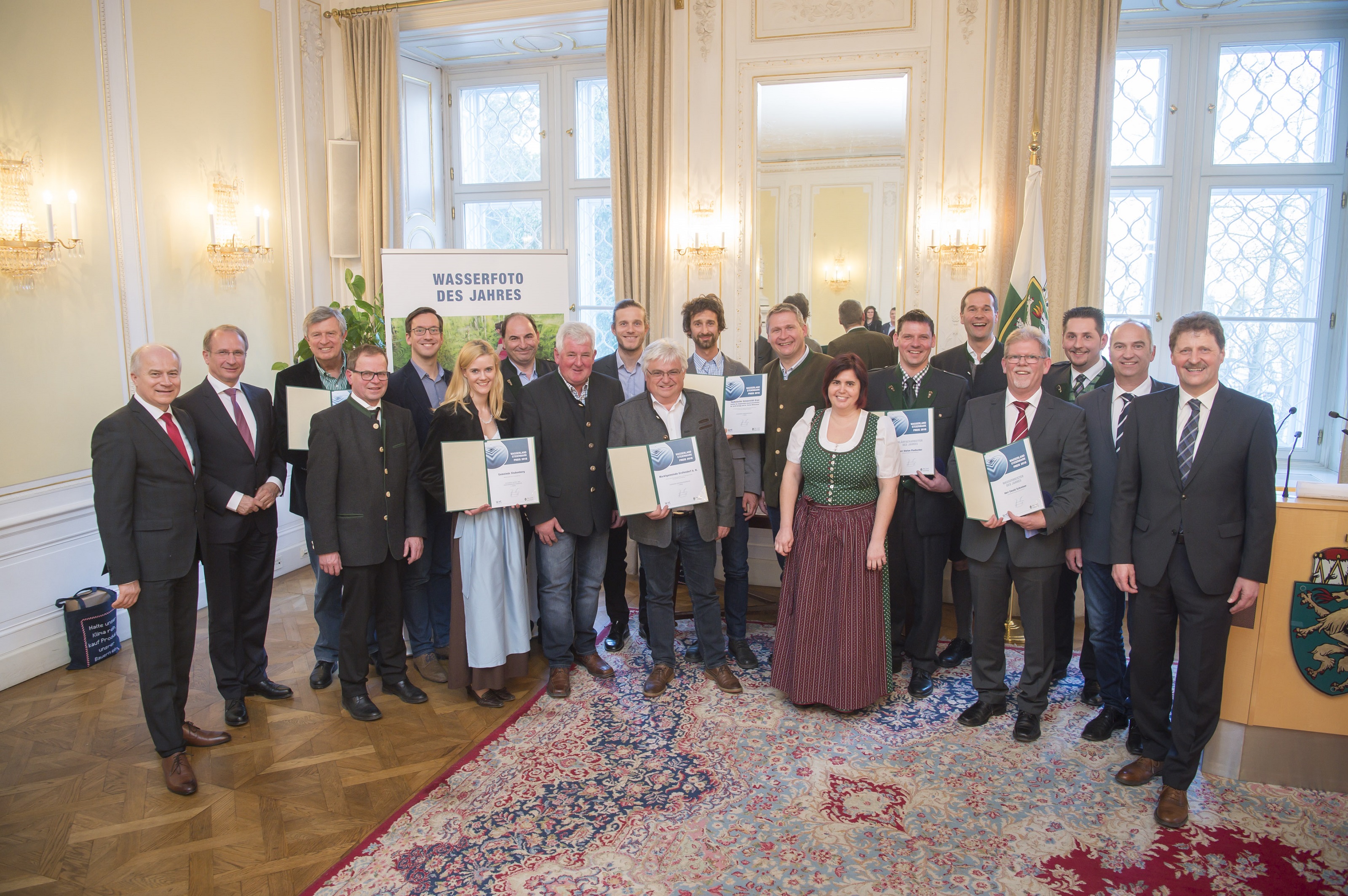 Landesrat Johann Seitinger (g. l.) und Hofrat Johann Wiedner (g. r.) mit den Gewinnern des Wasserland Steiermark Preises