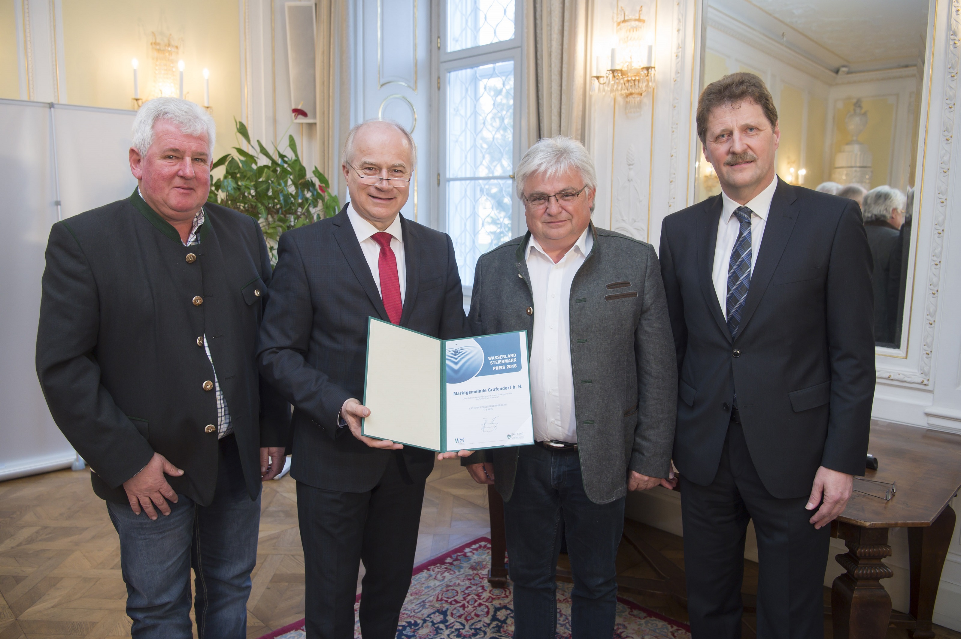 Kategorie Wasserversorgung: (vlnr) Wassermeister Johann Ringhofer, LR Johann Seitinger, Bgm. Johann Handler und HR Johann Wiedner