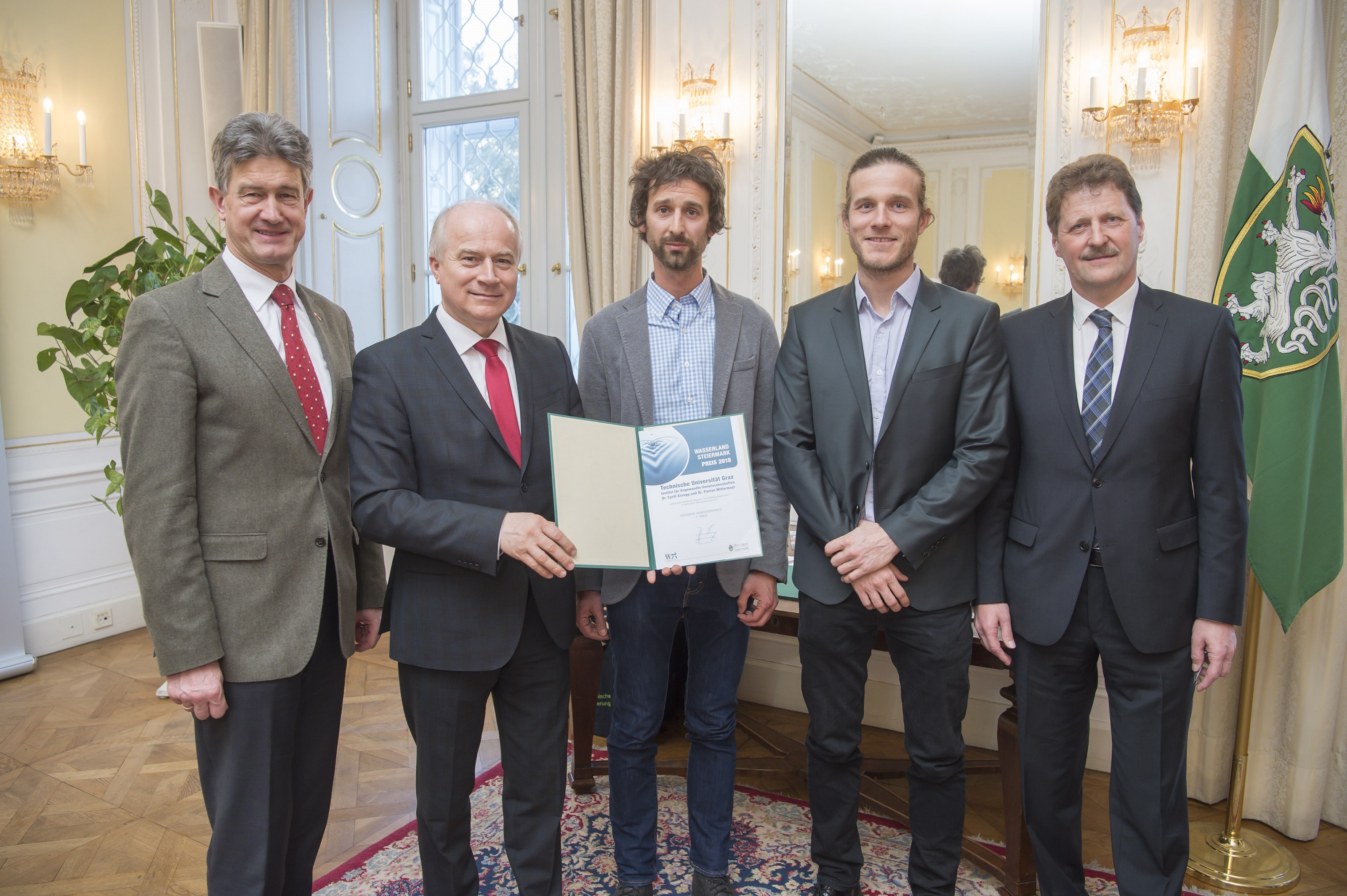 Kategorie Gewässerschutz: (vlnr) Rektor der TU-Graz Univ.-Prof. DI Dr. Dr. Harald Kainz, Landesrat Johann Seitinger, Dr. Florian Mittermayr, Dr. Cyrill Grengg, HR Johann Wiedner
