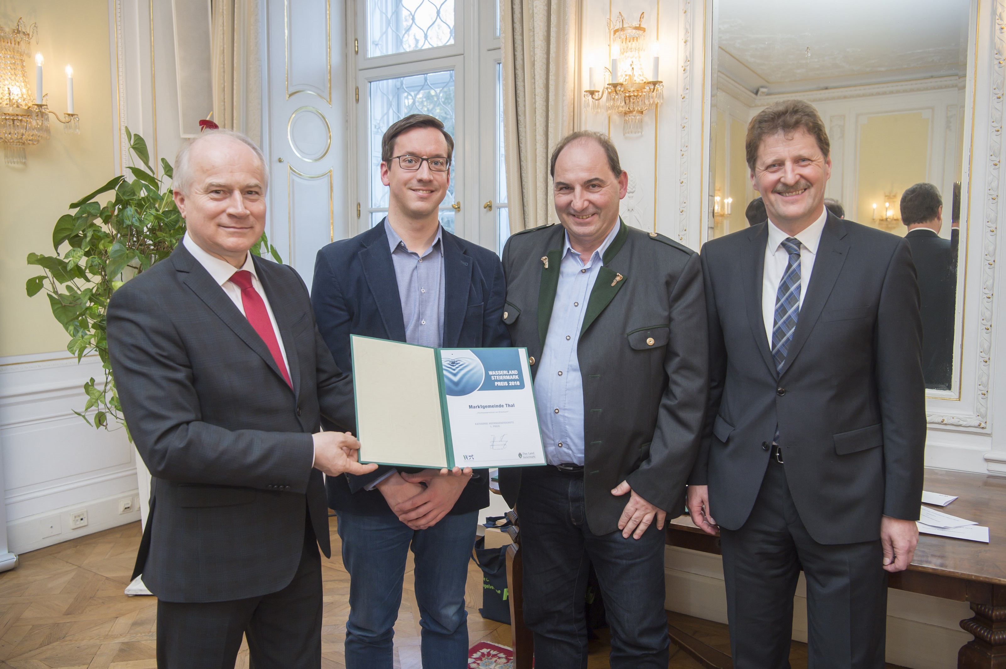 Kategorie Hochwaserschutz: (vlnr) Landesrat Johann Seitinger, Amtsleiter Mag. Alexander Schwarz, Gemeinderat Michael Monz, HR Johann Wiedner