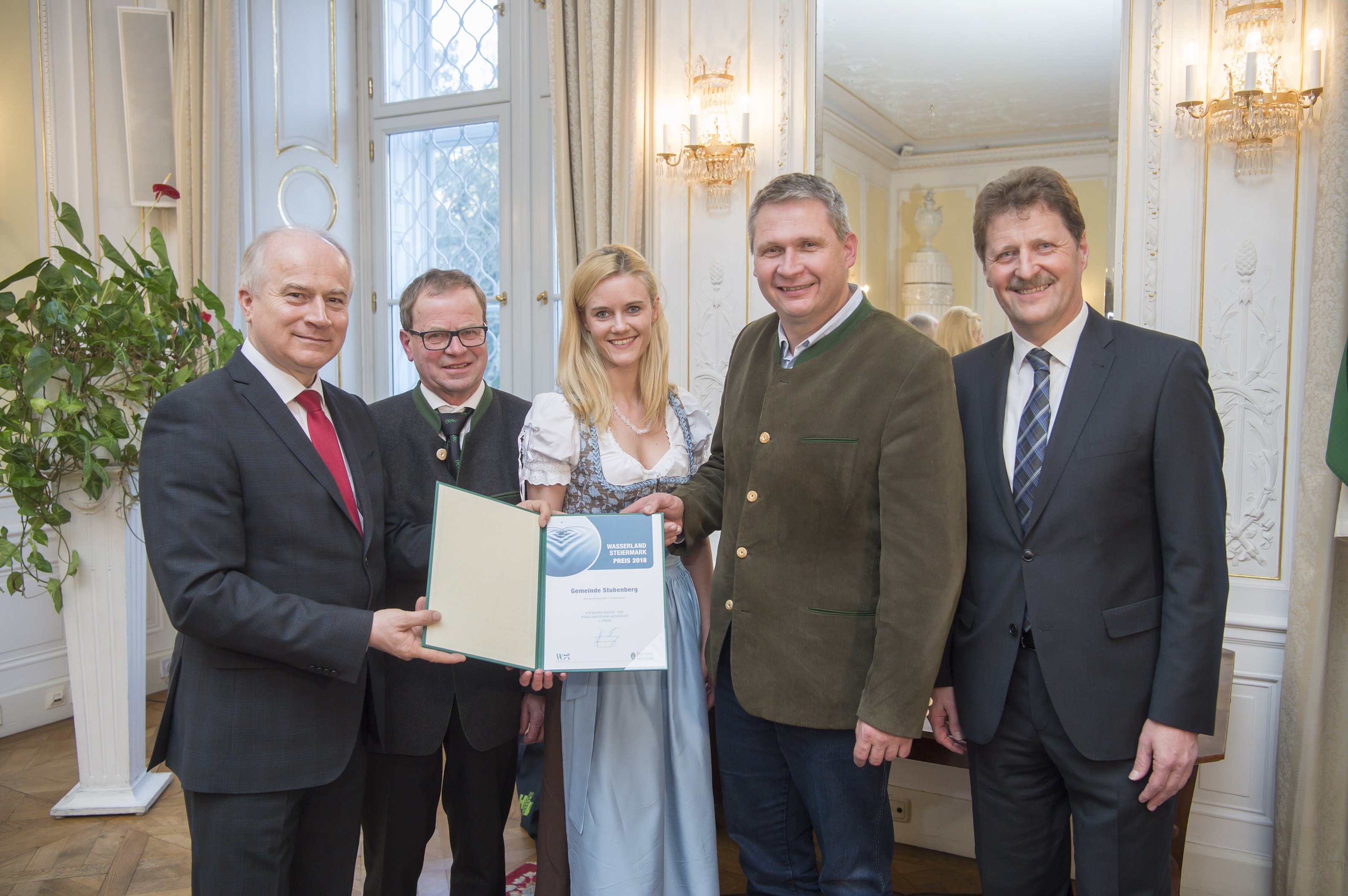 Kategorie Natur- und Erholungsraum: (vlnr) LRt Johann Seitinger,  Vize-Bgm. Johann Buchegger, Frau Margret Allmer, Bgm. Ing. Alexander Allmer, HR Johann Wiedner