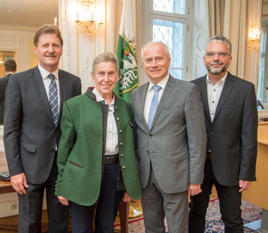 HR DI Johann Wiedner (Leiter der Abt. 14), Frau Maria Riemer (dienstälteste Beobachterin), LR Ök.-Rat Johann Seitinger, Dr. Robert Schatzl (Leiter des Hydrographischen Dienstes Steiermark)