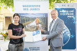 Preisträger der Kategorie Wasserfoto des Jahres: Preisträgerin Iris Bloder und Landesrat Hans Seitinger vor dem eindrucksvollen Wasserfoto des Jahres.