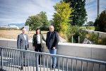 v.l.n.r.: Landesrat Hans Seitinger, Bundesministerin Elisabeth Köstinger und Bürgermeister Gerald Wonner bei der Besichtigung des Hochwasserschutzes für Gössendorf. © BMLRT/Paul Gruber, bei Quellenangabe honorarfrei v.l.n.r.: Landesrat Hans Seitinger, Bundesministerin Elisabeth Köstinger und Bürgermeister Gerald Wonner bei der Besichtigung des Hochwasserschutzes für Gössendorf.