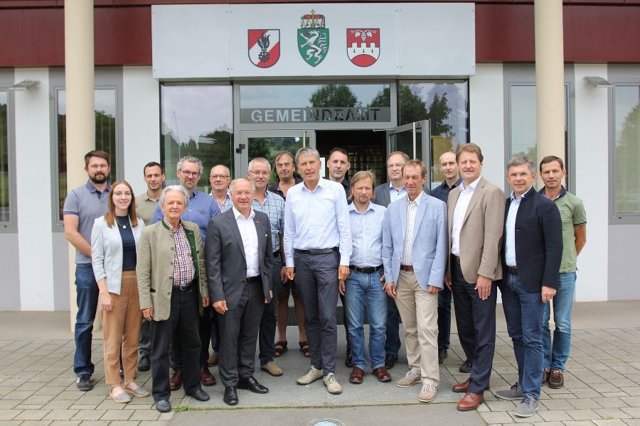 Gruppenfoto vom ersten Zukunftsworkshop am 8. Juli 2019 vor dem Kompetenzzentrum Raab