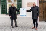 Landesrat Hans Seitinger (r.) gratulierte Bürgermeister Johann Schirnhofer zum Landessieg beim NEPTUN-Wasserpreis. 