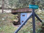 Das Bild zeigt den Eingang zum Wasserbunker in einem Quellenschutzgebiet im Wald