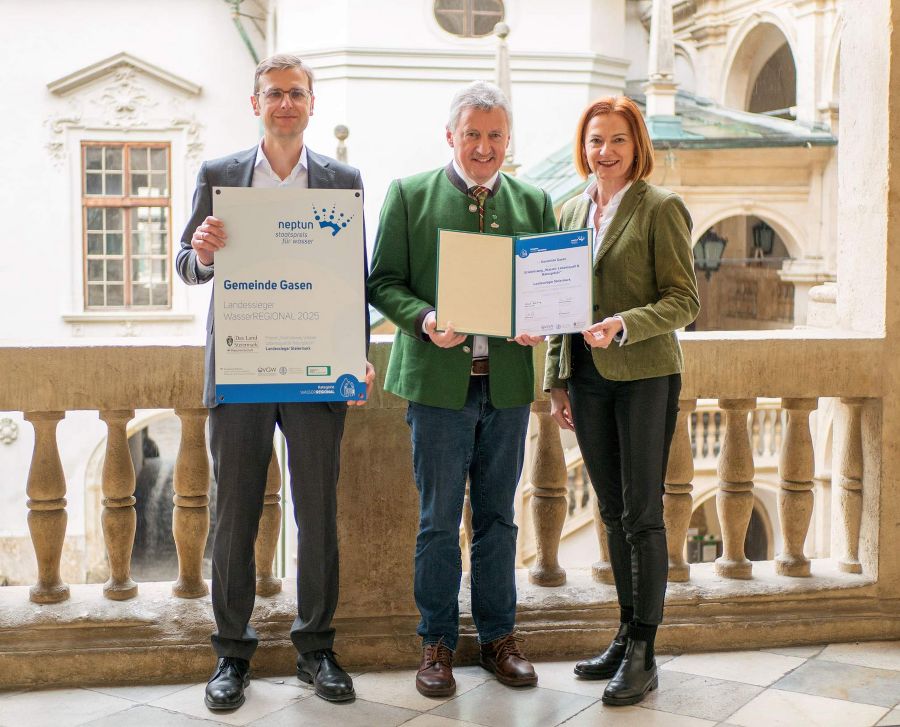 Landesrätin Simone Schmiedtbauer (rechts) überreichte dem steirischen Landessieger Bgm. Erwin Gruber (Mitte, Gemeinde Gasen) im Beisein von Abteilungsleiter der A14 – Wasserwirtschaft, Ressourcen und Nachhaltigkeit, Mag. Clemens Matzer, MSc,(links) die Siegerurkunde und Gemeindetafel des Neptun Staatspreises für Wasser 2025 